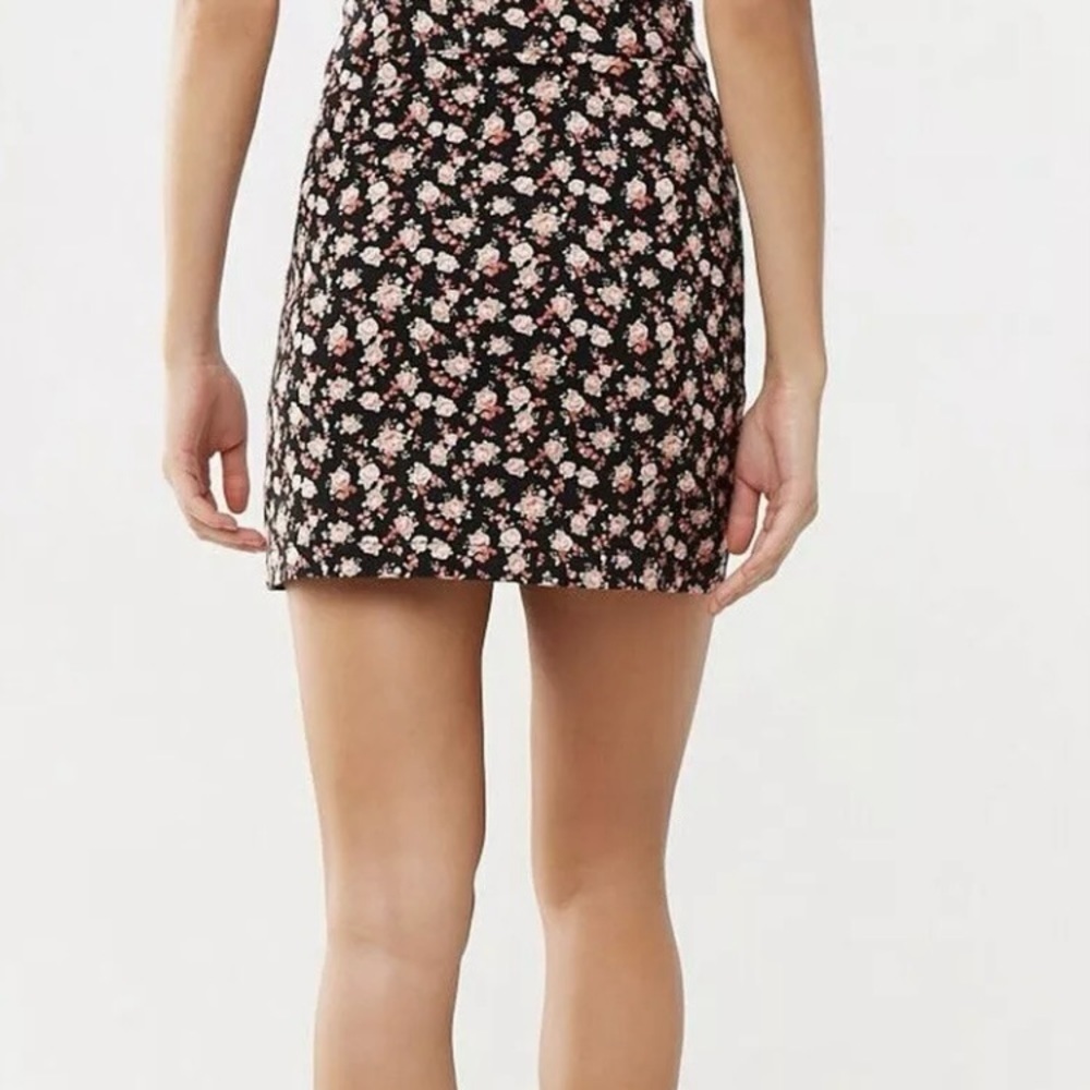 Forever 21 Floral/Rose full zip denim mini skirt, size medium NWT - Picture 3 of 9